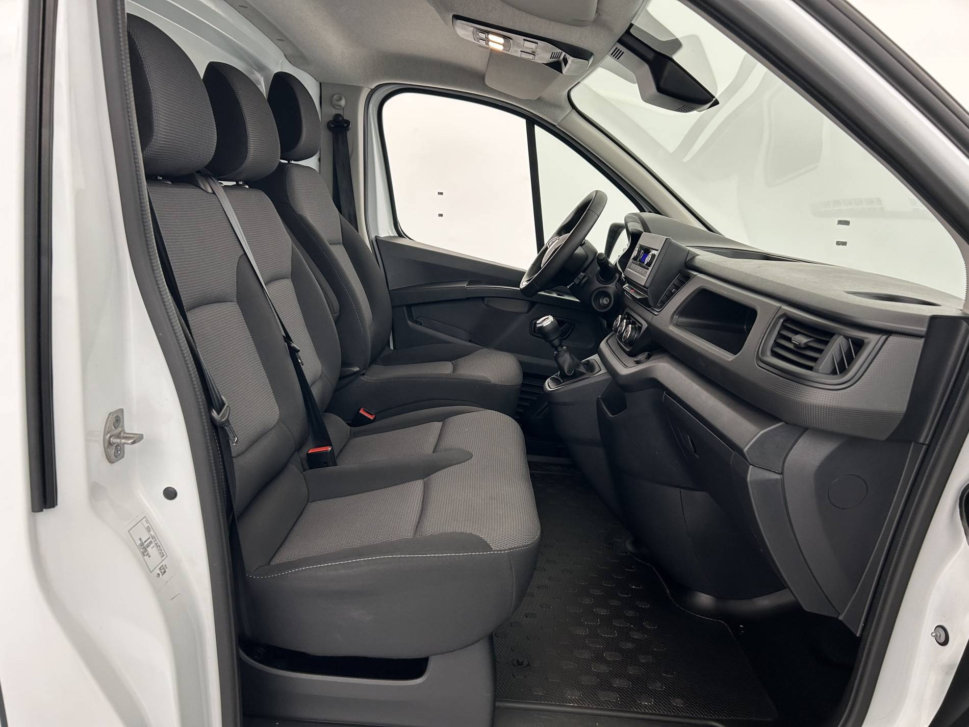 Vente en ligne Renault Trafic 3 Fourgon TRAFIC FG BLUE DCI 130 L1H1 3T GSR2 au prix de 24 990 €