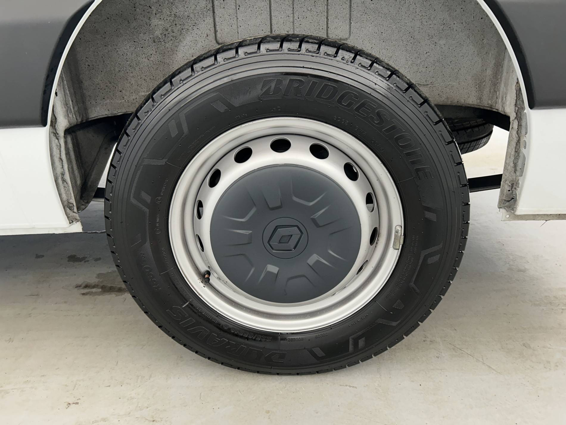 Vente en ligne Renault Master Fourgon MASTER FGN TRAC F3500 L3H3 BLUE DCI 135 au prix de 25 790 €