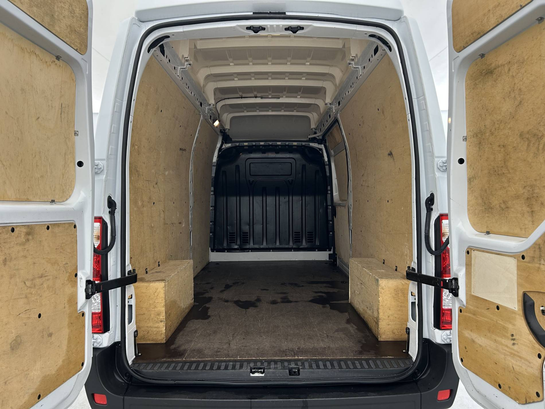 Vente en ligne Renault Master Fourgon MASTER FGN TRAC F3500 L3H3 BLUE DCI 135 au prix de 25 790 €
