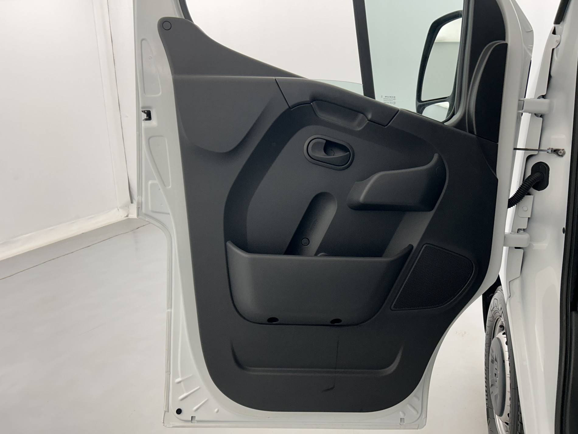Vente en ligne Renault Master Fourgon MASTER FGN TRAC F3500 L3H3 BLUE DCI 135 au prix de 25 790 €
