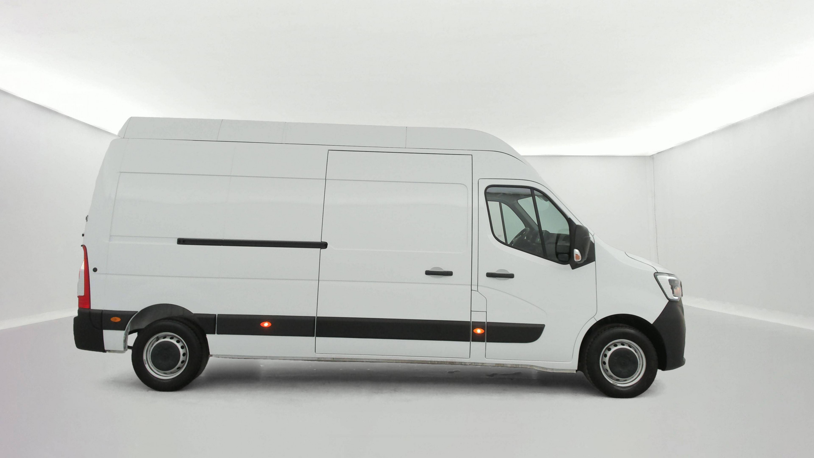 Vente en ligne Renault Master Fourgon MASTER FGN TRAC F3500 L3H3 BLUE DCI 135 au prix de 25 790 €