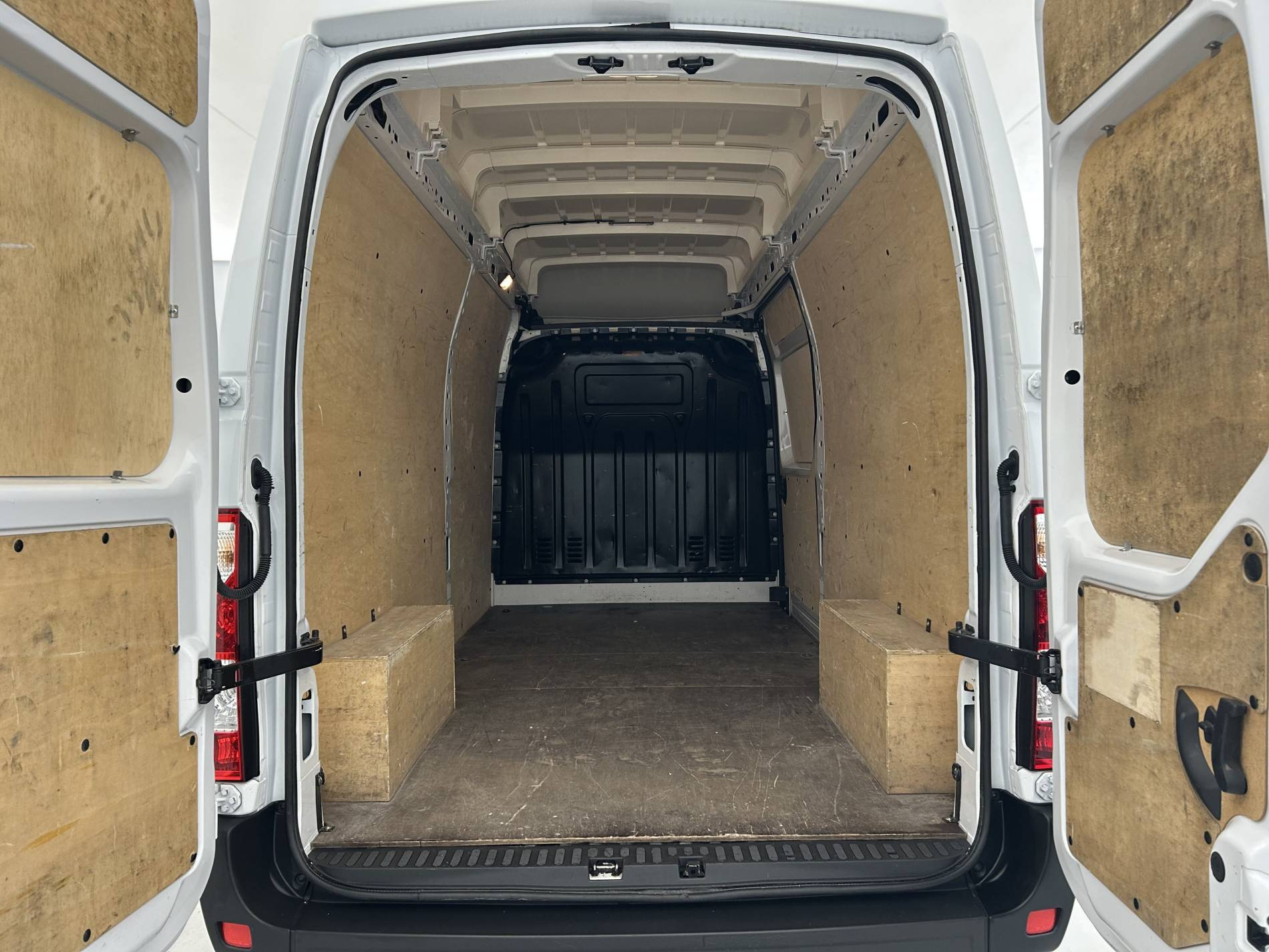 Vente en ligne Renault Master Fourgon MASTER FGN TRAC F3500 L3H3 BLUE DCI 135 au prix de 25 790 €