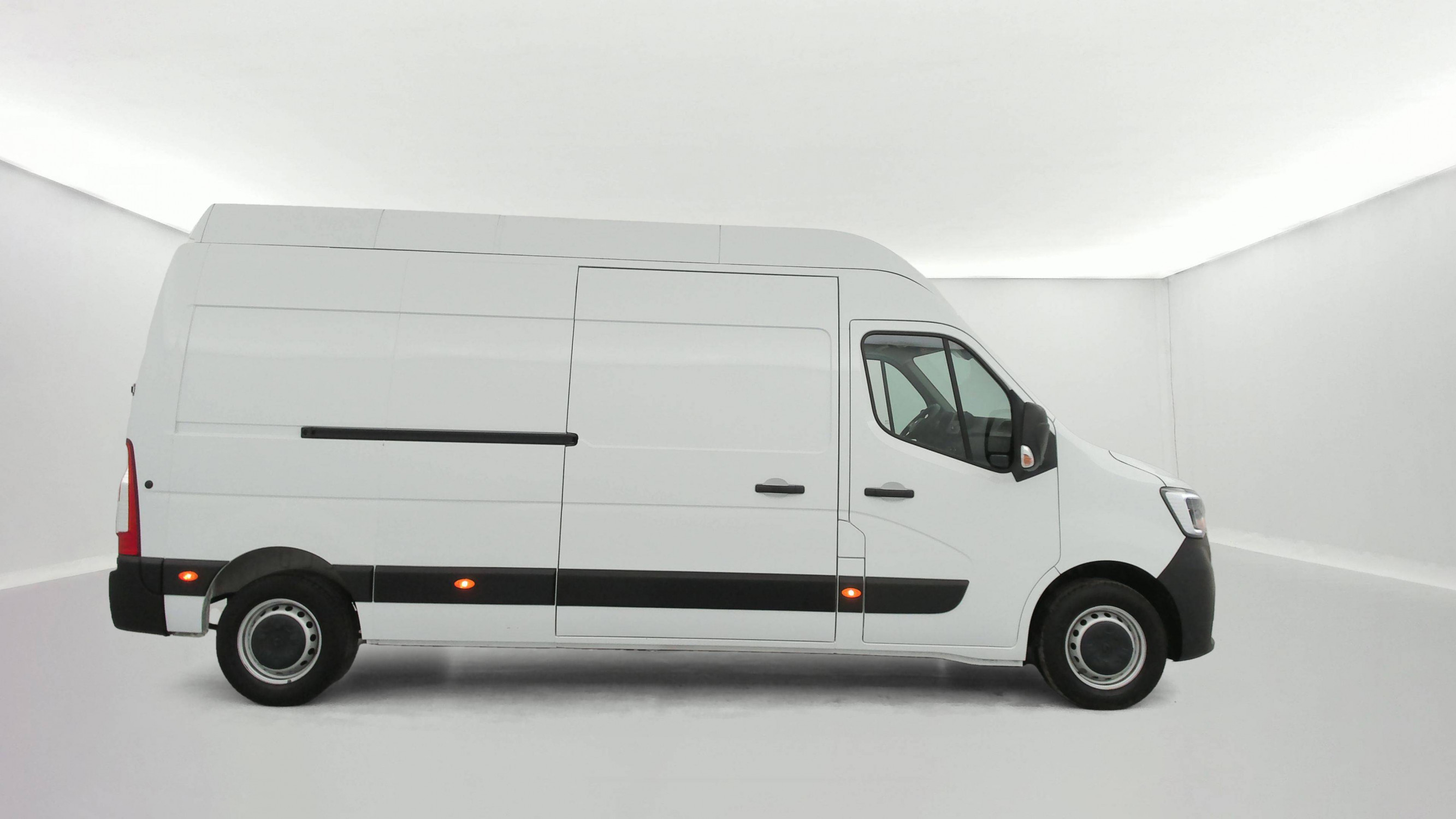 Vente en ligne Renault Master Fourgon MASTER FGN TRAC F3500 L3H3 BLUE DCI 135 au prix de 25 790 €