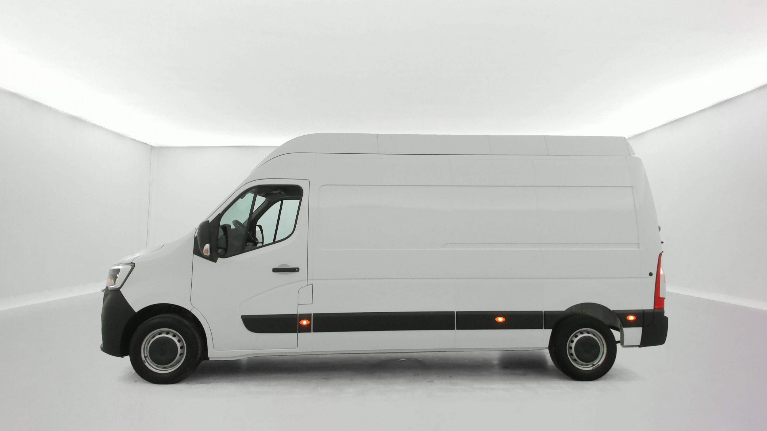Renault Master Fourgon MASTER FGN TRAC F3500 L3H3 BLUE DCI 135 occasion de 2024 en vente à Lorient