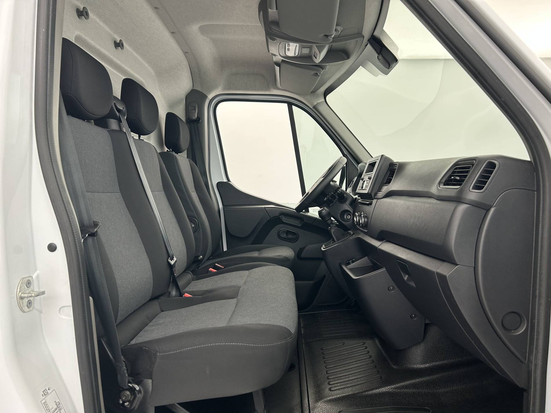 Vente en ligne Renault Master Fourgon MASTER FGN TRAC F3500 L3H3 BLUE DCI 135 au prix de 25 490 €