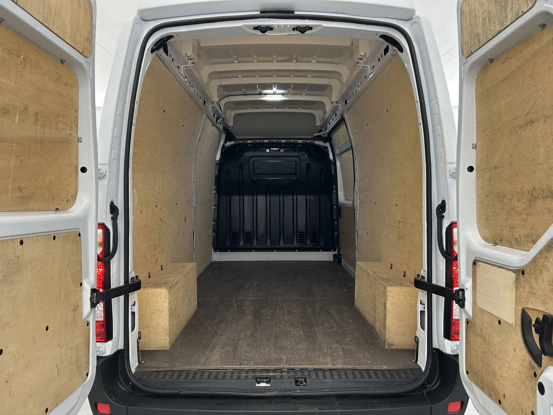 Vente en ligne Renault Master Fourgon MASTER FGN TRAC F3500 L3H3 BLUE DCI 135 au prix de 25 490 €