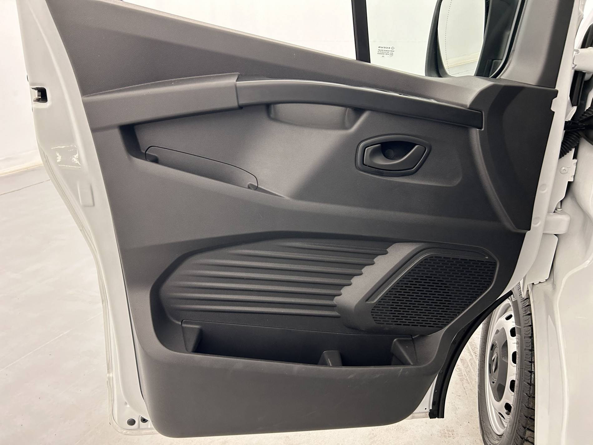 Vente en ligne Renault Trafic 3 Fourgon TRAFIC FG BLUE DCI 130 L1H1 3T GSR2 au prix de 23 290 €