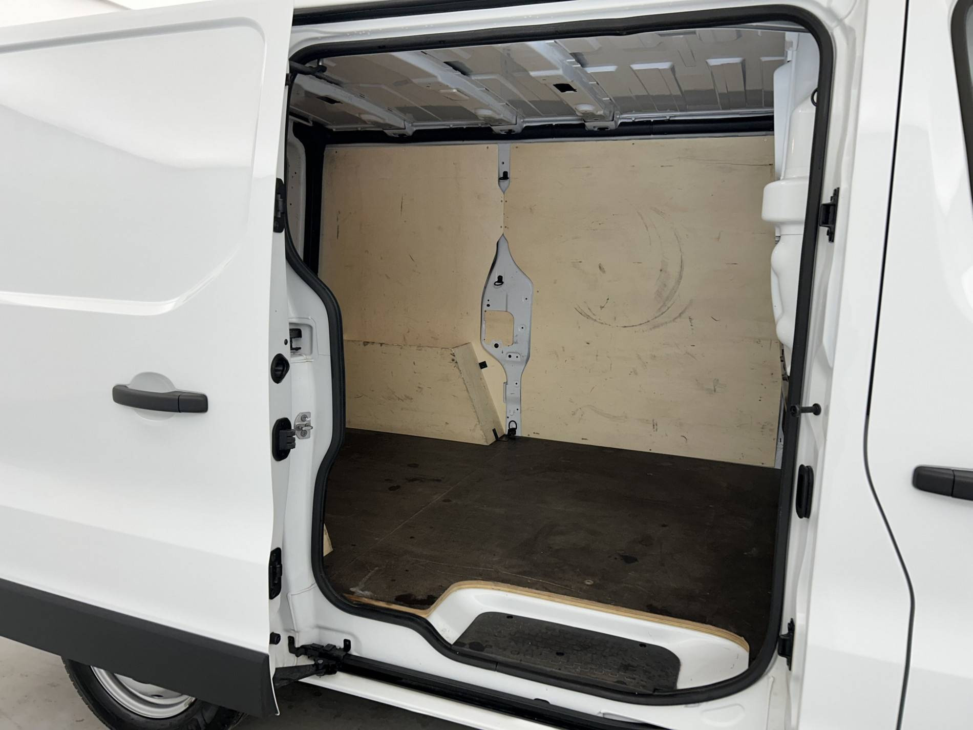 Vente en ligne Renault Trafic 3 Fourgon TRAFIC FG BLUE DCI 130 L1H1 3T GSR2 au prix de 23 290 €