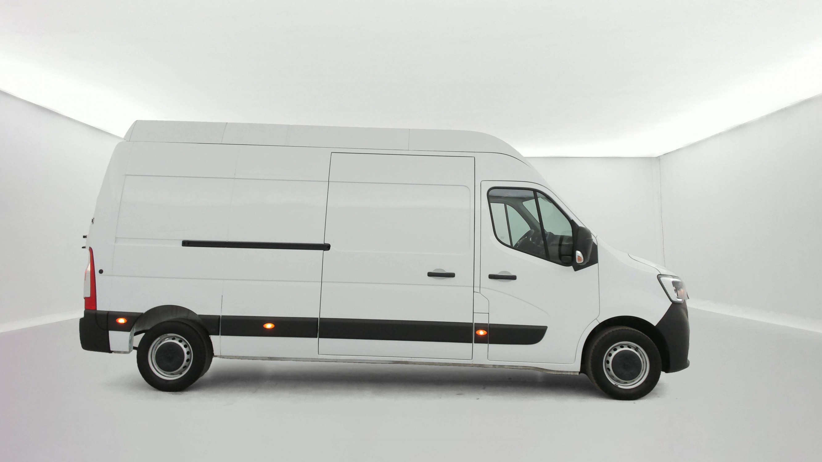 Vente en ligne Renault Master Fourgon MASTER FGN TRAC F3500 L3H3 BLUE DCI 135 au prix de 25 490 €