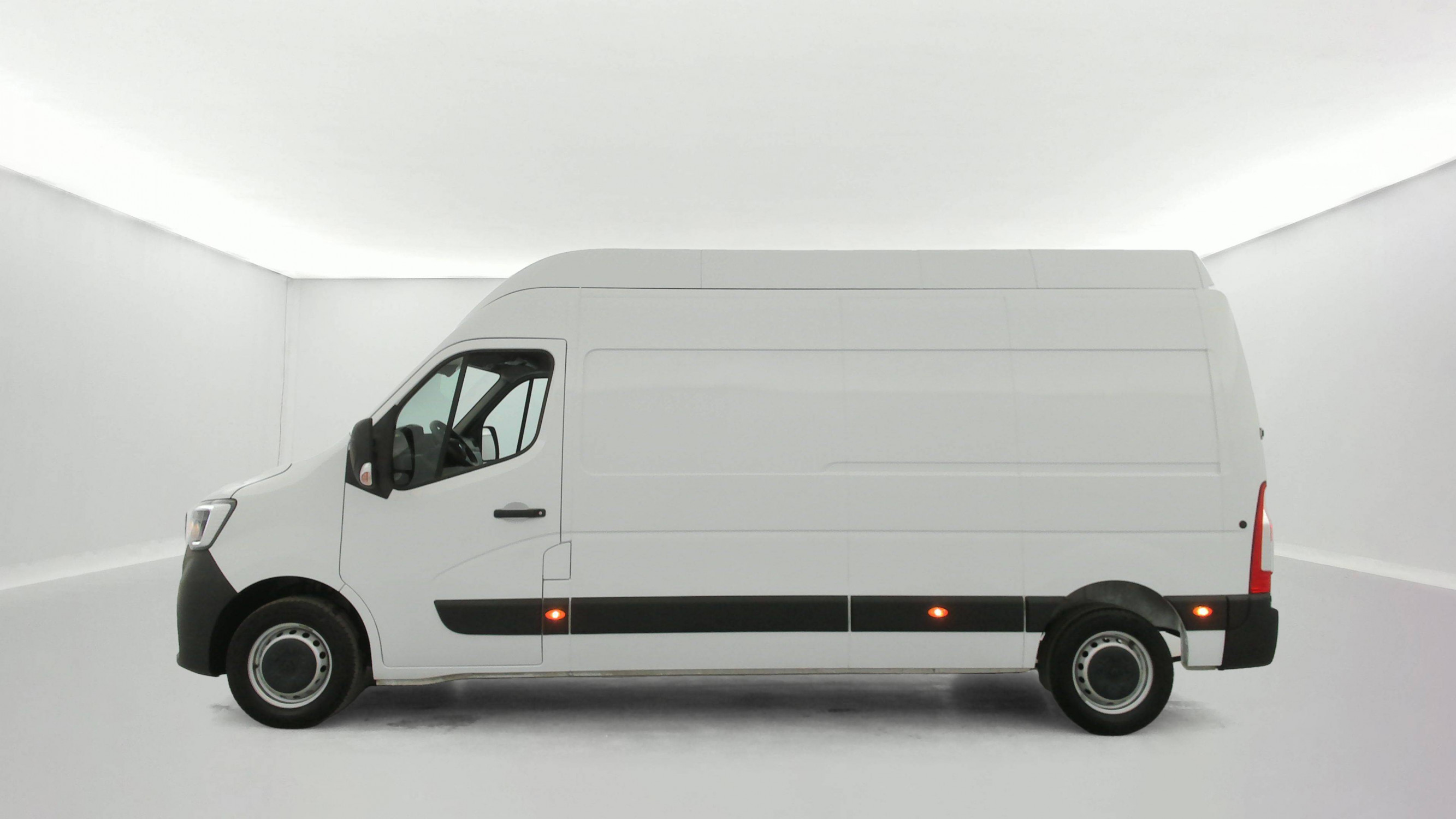 Renault Master Fourgon MASTER FGN TRAC F3500 L3H3 BLUE DCI 135 occasion de 2024 en vente à Lorient