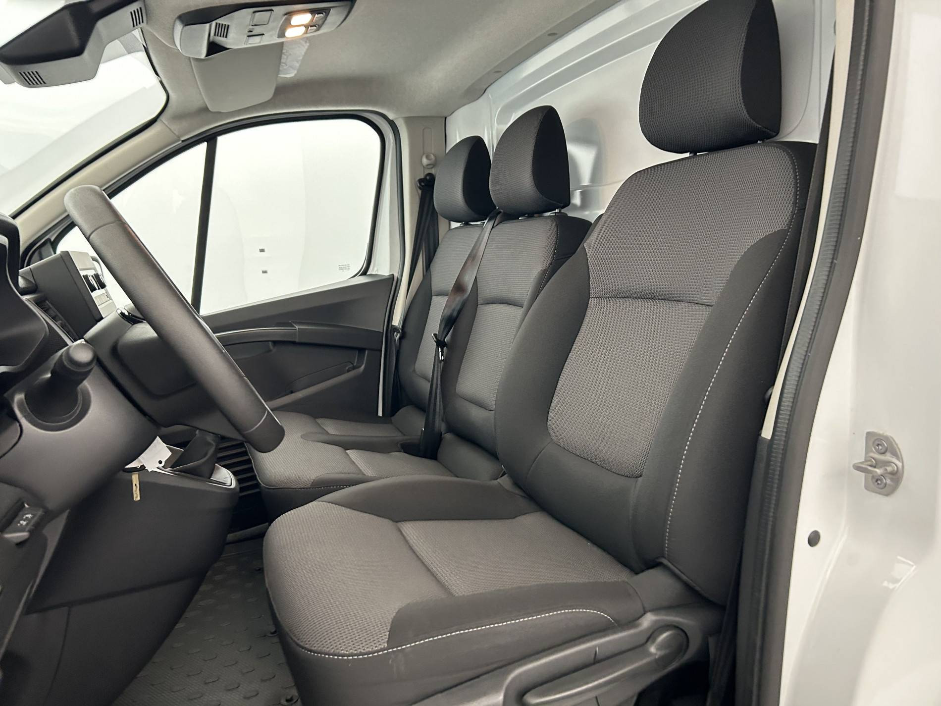 Vente en ligne Renault Trafic 3 Fourgon TRAFIC FG BLUE DCI 130 L1H1 3T GSR2 au prix de 23 290 €
