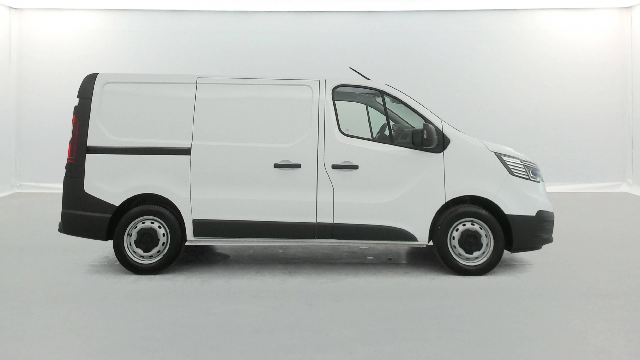Vente en ligne Renault Trafic 3 Fourgon TRAFIC FG BLUE DCI 130 L1H1 3T GSR2 au prix de 23 290 €