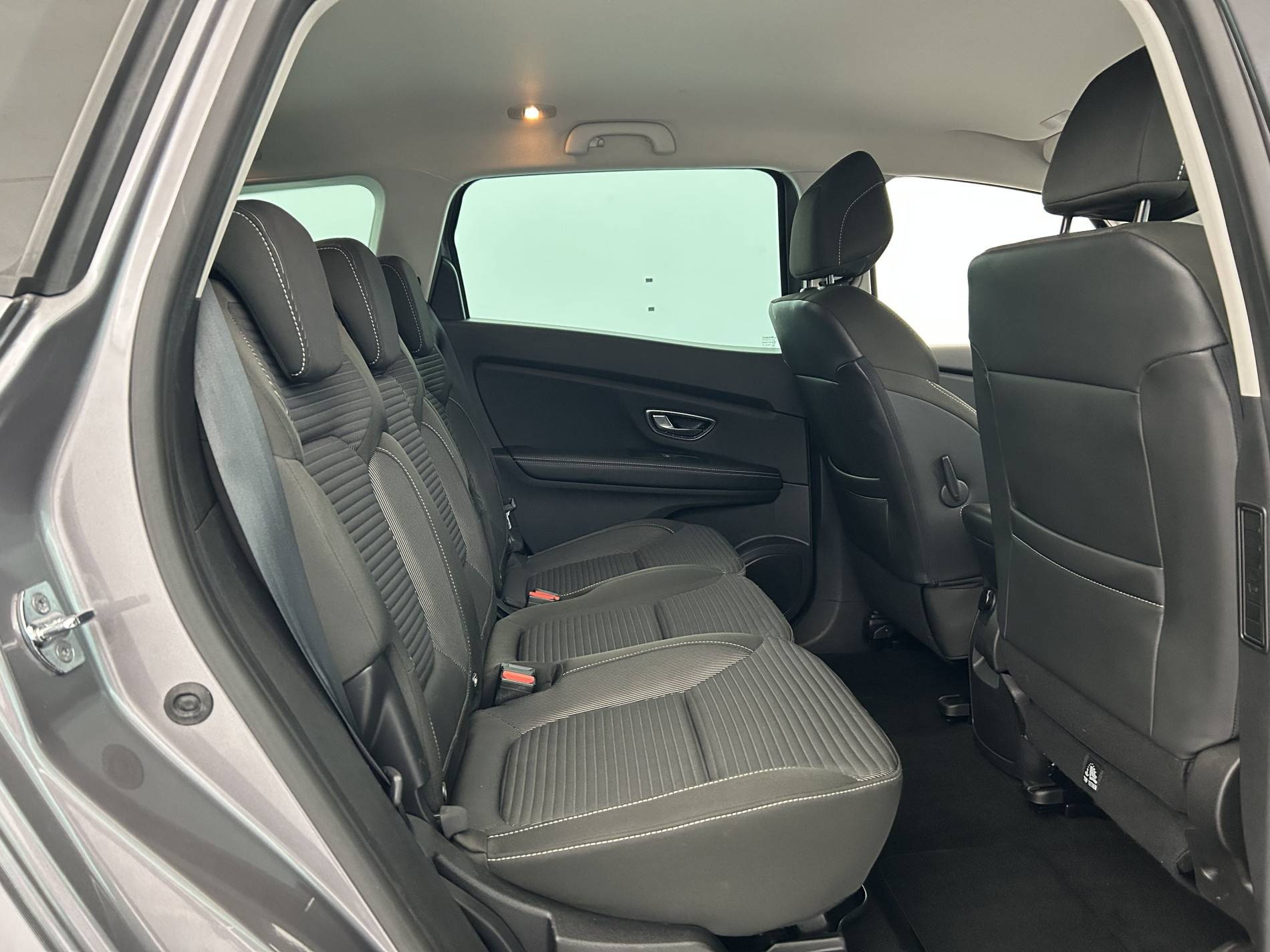 Vente en ligne Renault Grand Scenic 4 Grand Scenic Blue dCi 120 EDC au prix de 17 290 €