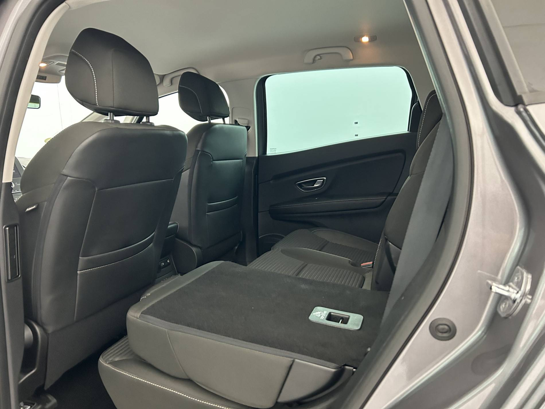 Vente en ligne Renault Grand Scenic 4 Grand Scenic Blue dCi 120 EDC au prix de 17 290 €