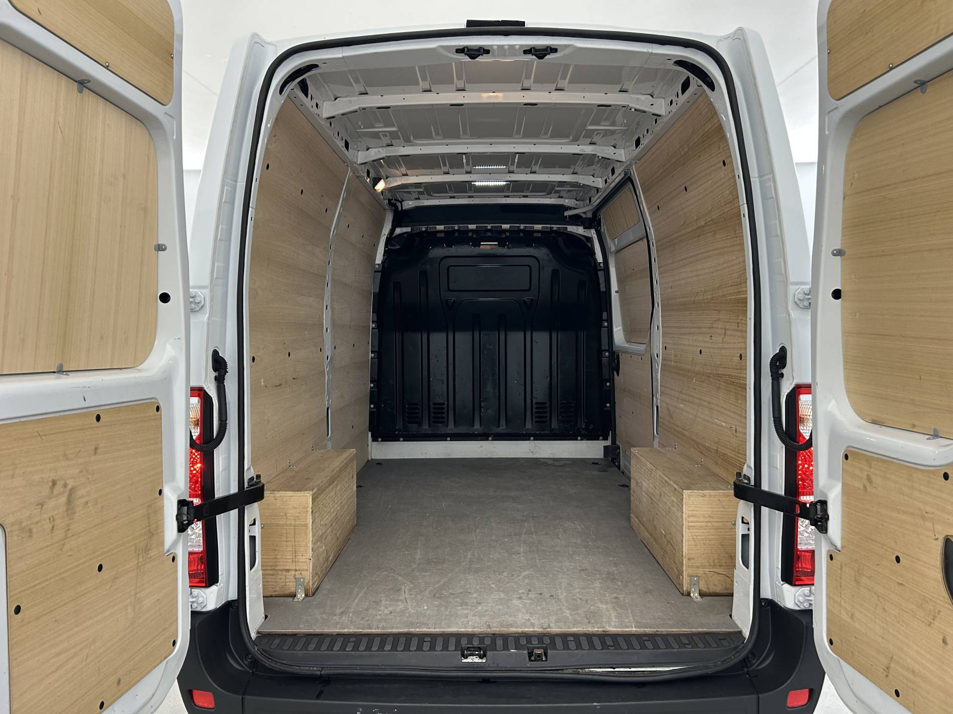 Vente en ligne Renault Master Fourgon MASTER FGN TRAC F3500 L2H2 BLUE DCI 135 au prix de 26 490 €