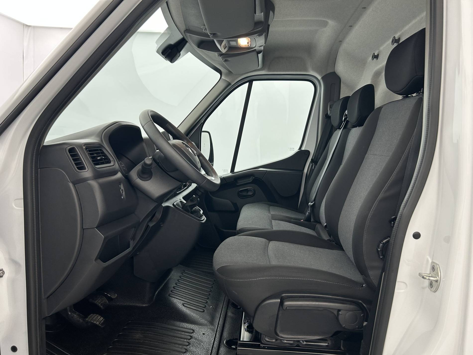 Vente en ligne Renault Master Fourgon MASTER FGN TRAC F3500 L2H2 BLUE DCI 135 au prix de 26 490 €