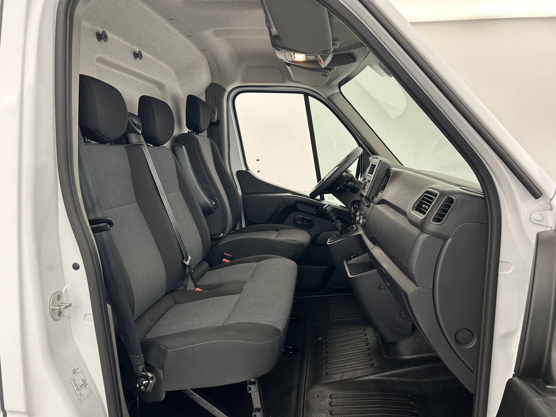Vente en ligne Renault Master Fourgon MASTER FGN TRAC F3500 L2H2 BLUE DCI 135 au prix de 26 490 €