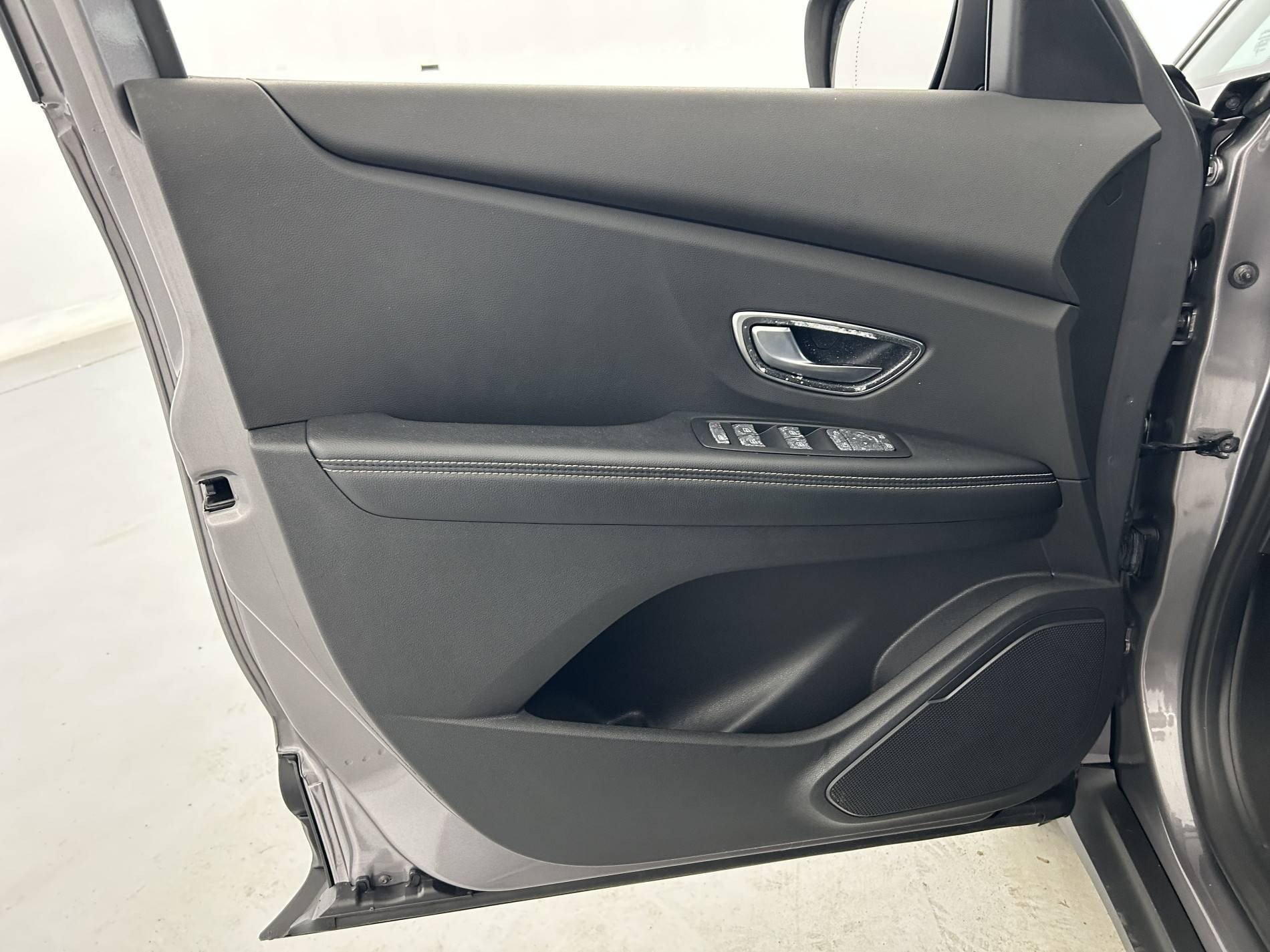 Vente en ligne Renault Grand Scenic 4 Grand Scenic Blue dCi 120 EDC au prix de 17 290 €