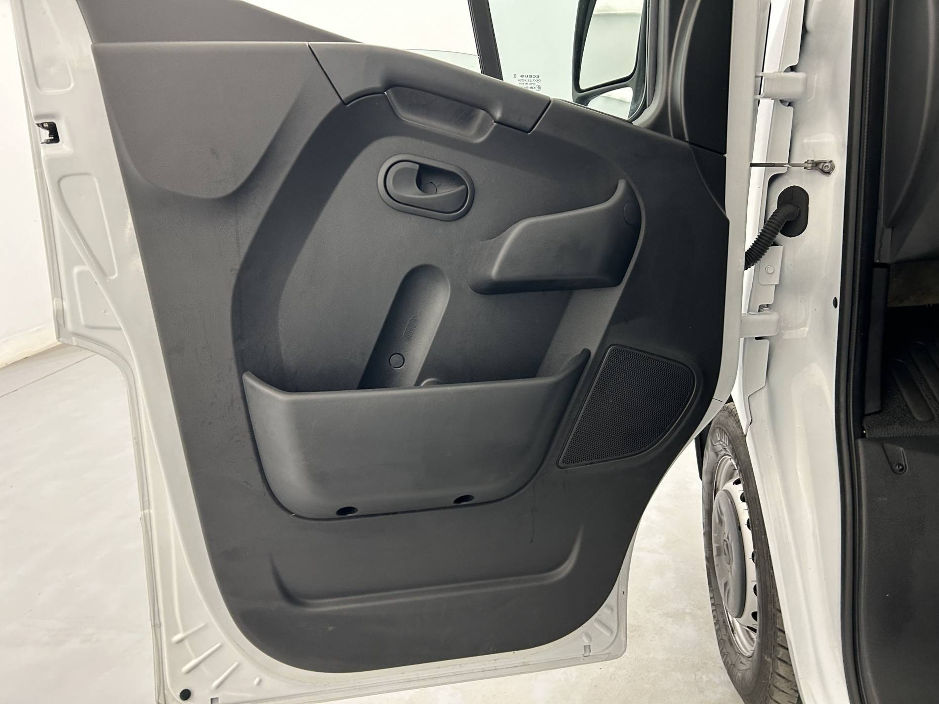 Vente en ligne Renault Master Fourgon MASTER FGN TRAC F3500 L2H2 BLUE DCI 135 au prix de 22 490 €