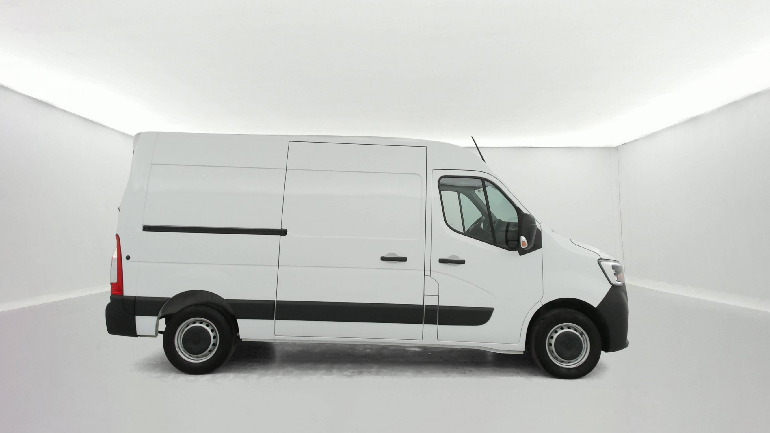 Vente en ligne Renault Master Fourgon MASTER FGN TRAC F3500 L2H2 BLUE DCI 135 au prix de 22 490 €