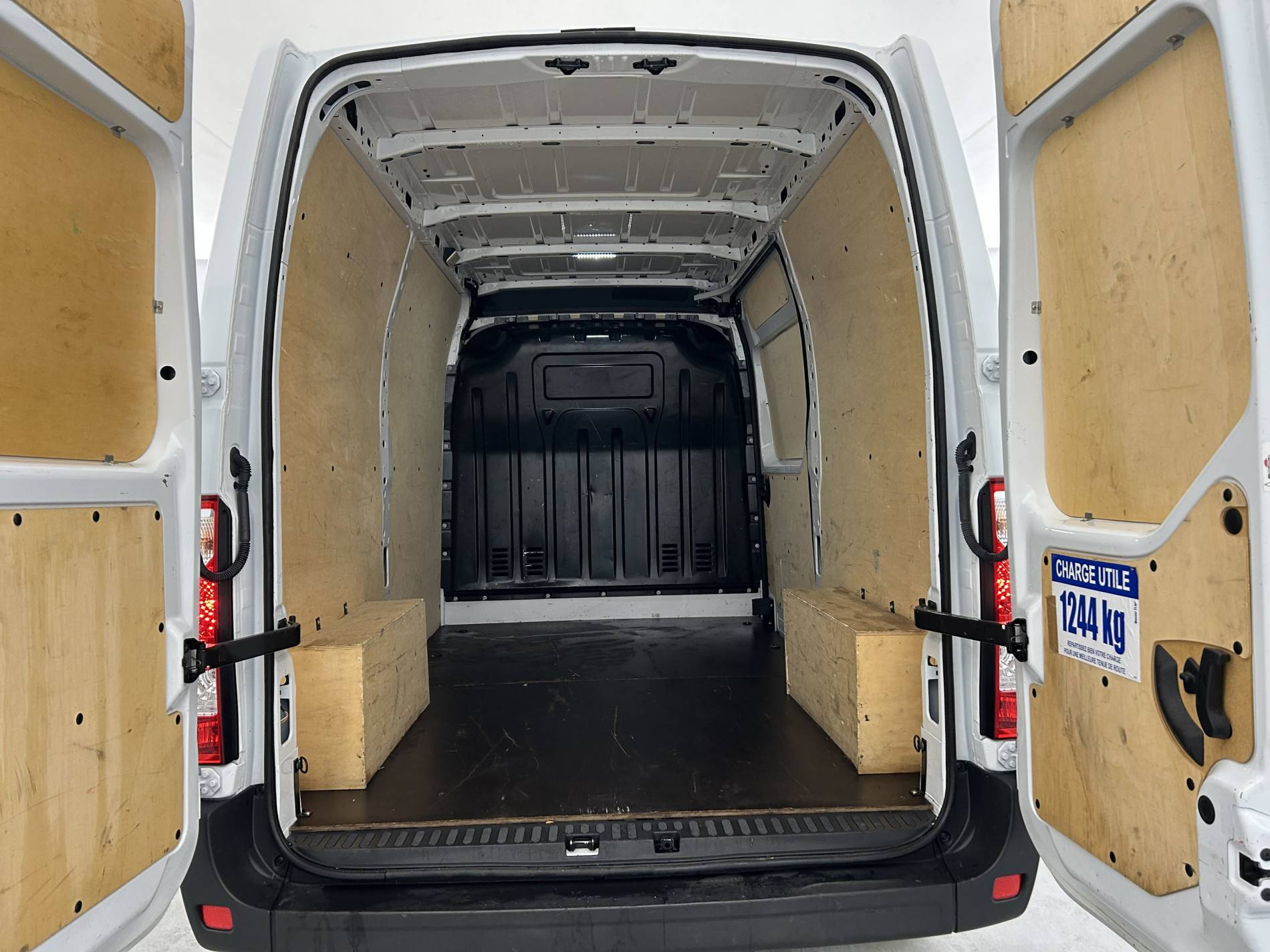 Vente en ligne Renault Master Fourgon MASTER FGN TRAC F3500 L2H2 BLUE DCI 135 au prix de 22 490 €
