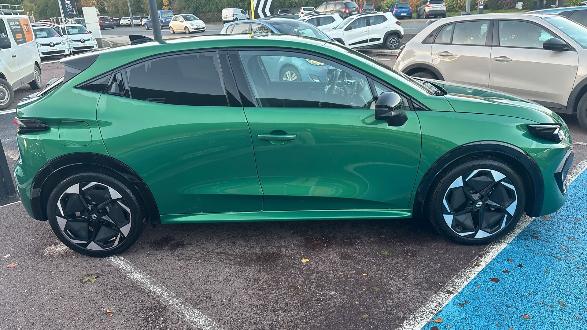 Vente en ligne Renault Clio 6 Clio E-Tech full hybrid 160 ch au prix de 26 490 €