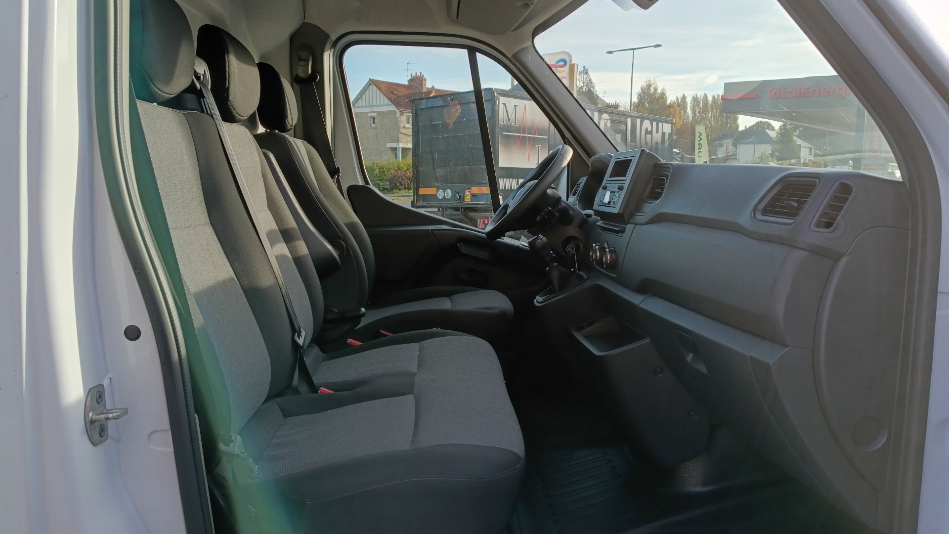Vente en ligne Renault Master Fourgon MASTER FGN TRAC F3500 L2H2 BLUE DCI 135 au prix de 20 990 €