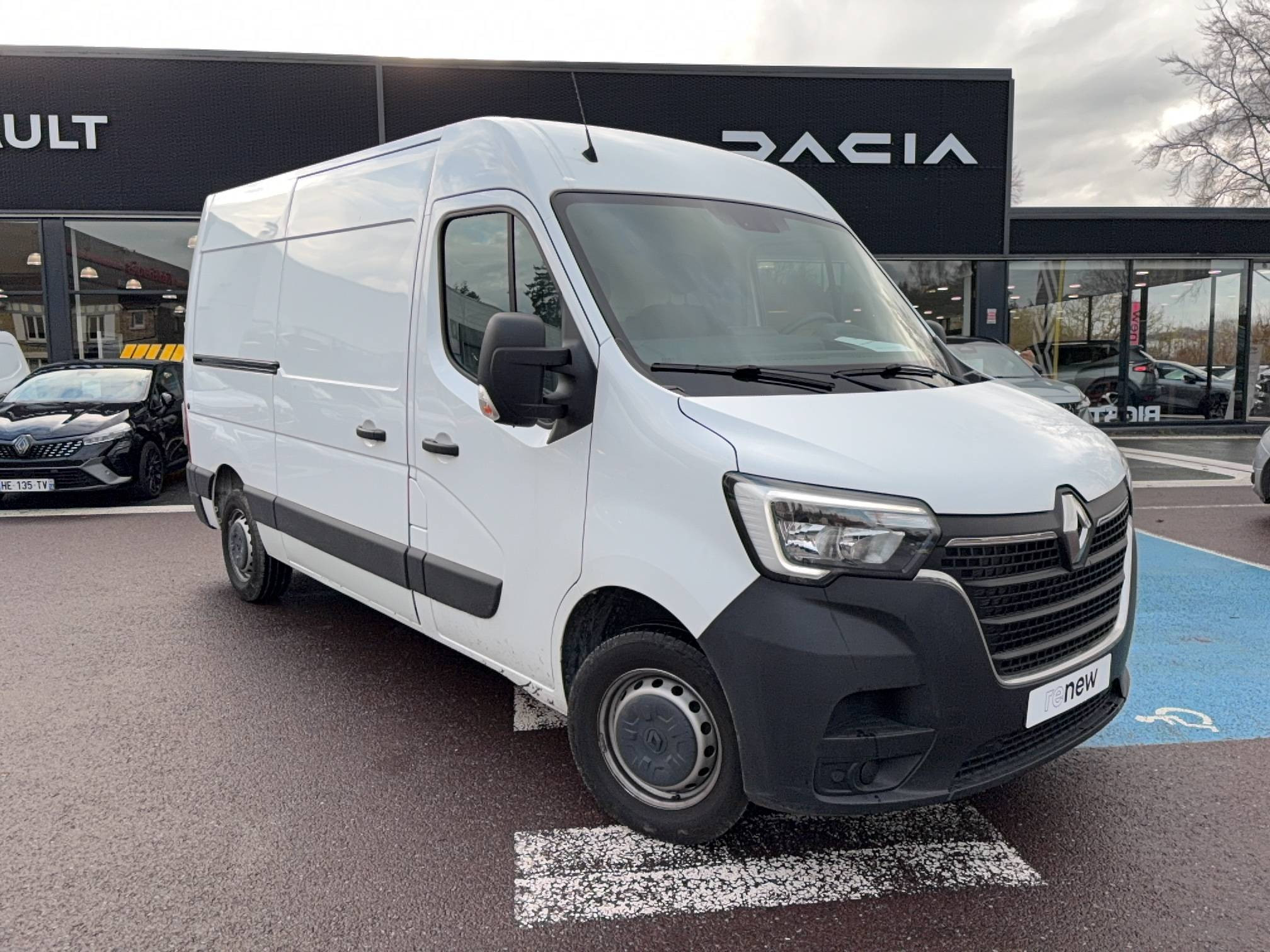 Vente en ligne Renault Master Fourgon MASTER FGN TRAC F3500 L2H2 BLUE DCI 135 au prix de 21 990 €