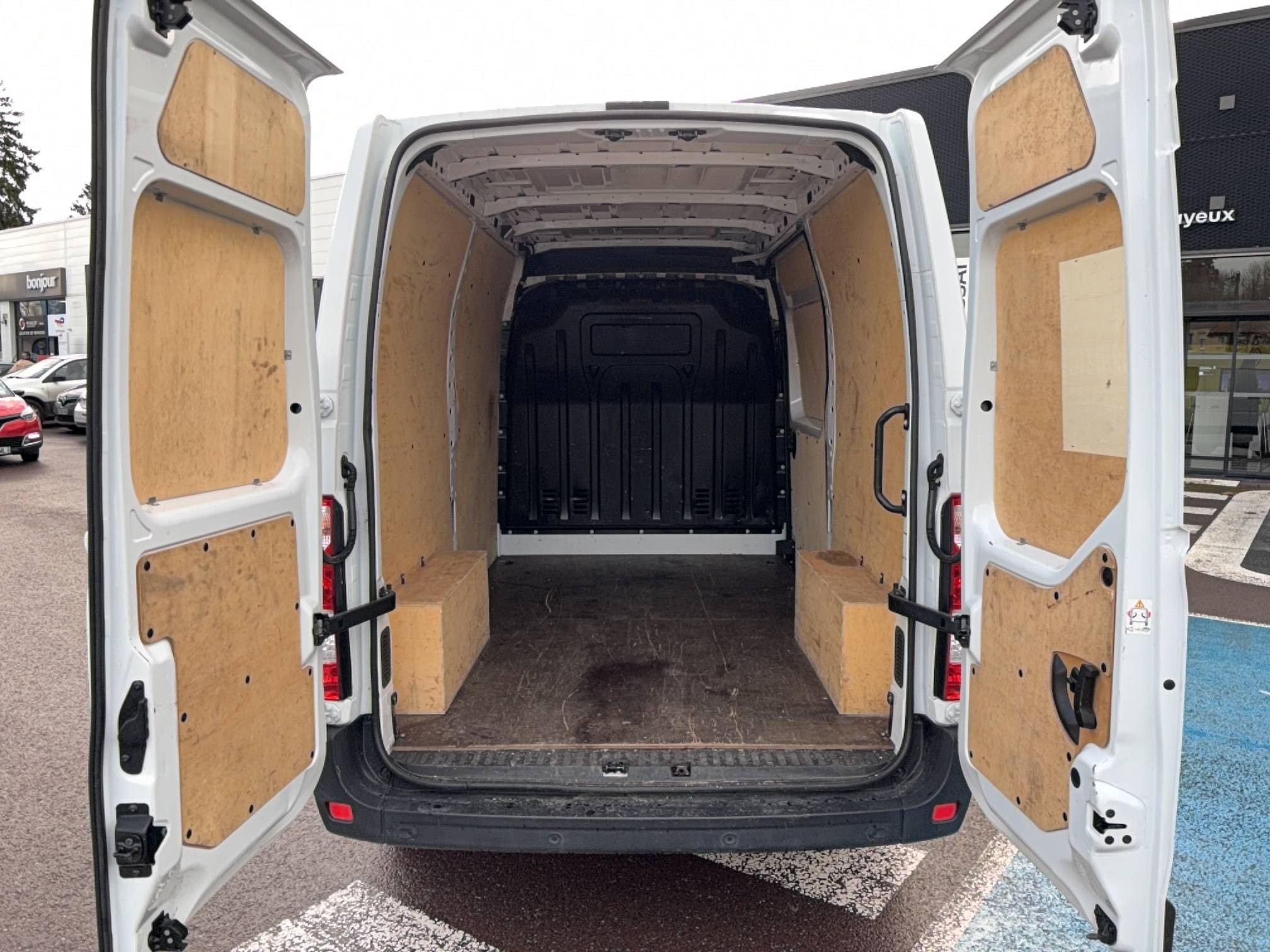 Vente en ligne Renault Master Fourgon MASTER FGN TRAC F3500 L2H2 BLUE DCI 135 au prix de 21 990 €
