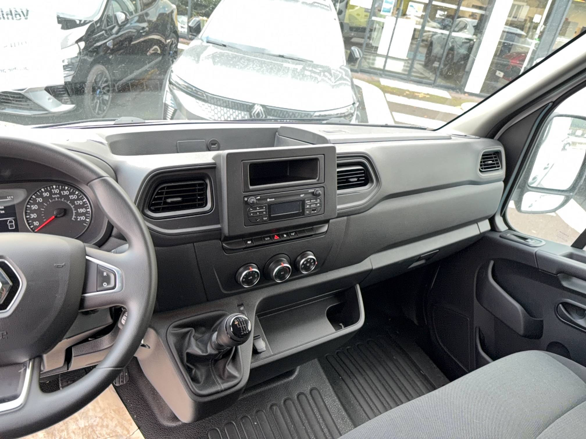 Vente en ligne Renault Master Fourgon MASTER FGN TRAC F3500 L2H2 BLUE DCI 135 au prix de 21 990 €