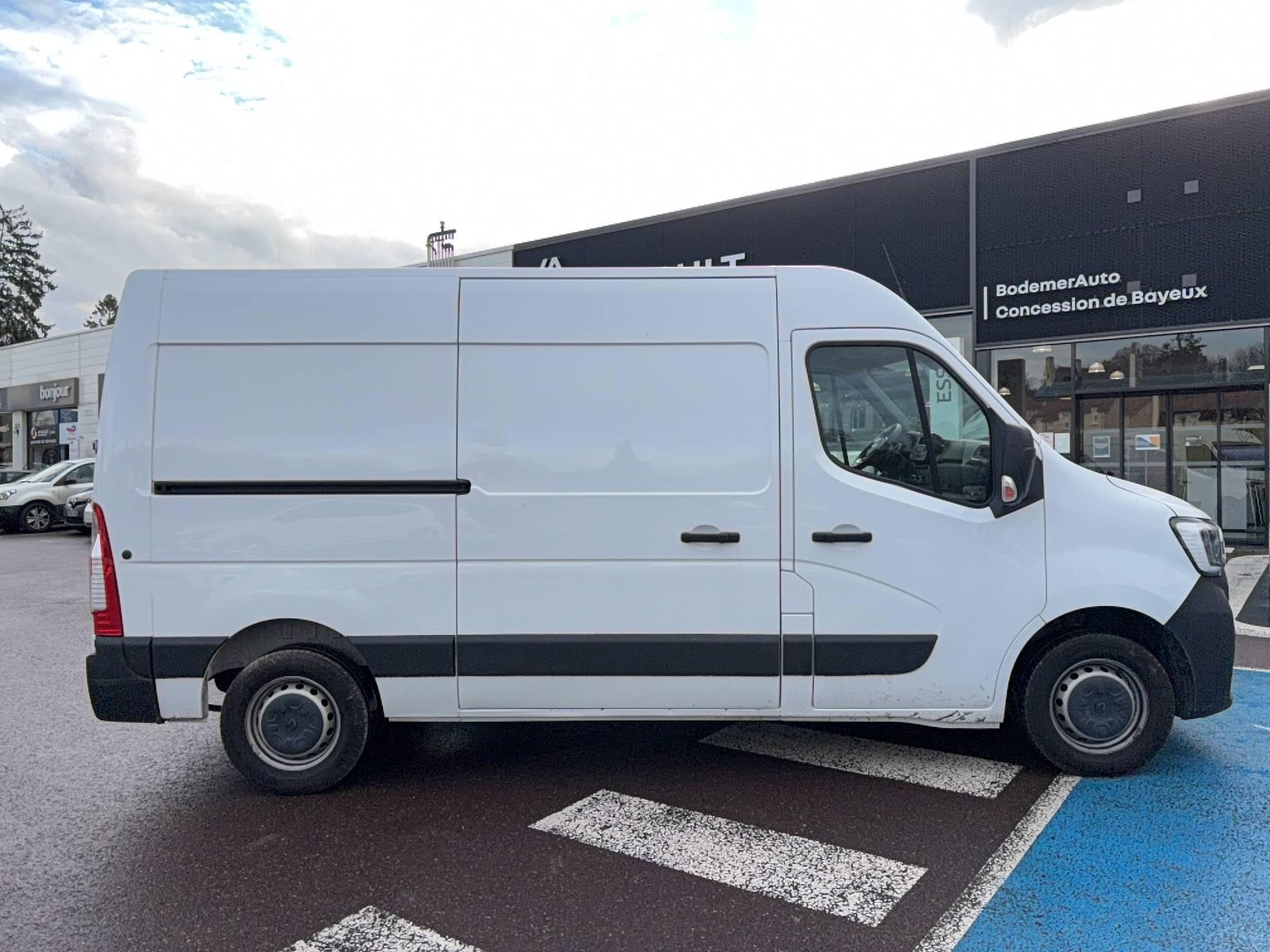 Vente en ligne Renault Master Fourgon MASTER FGN TRAC F3500 L2H2 BLUE DCI 135 au prix de 21 990 €