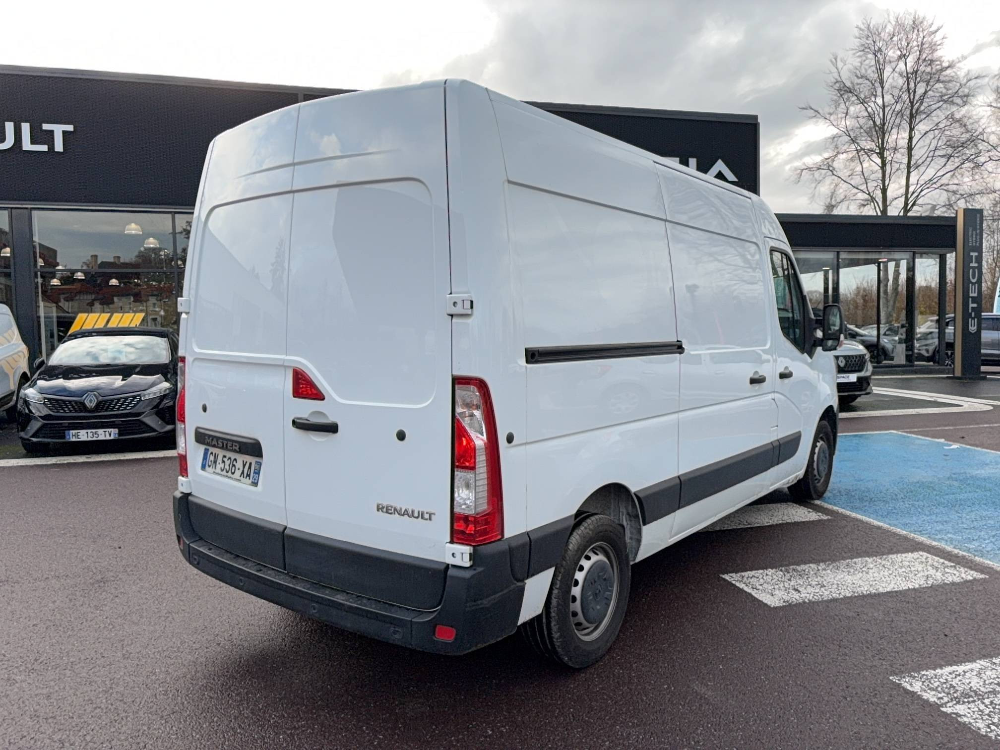 Vente en ligne Renault Master Fourgon MASTER FGN TRAC F3500 L2H2 BLUE DCI 135 au prix de 21 990 €