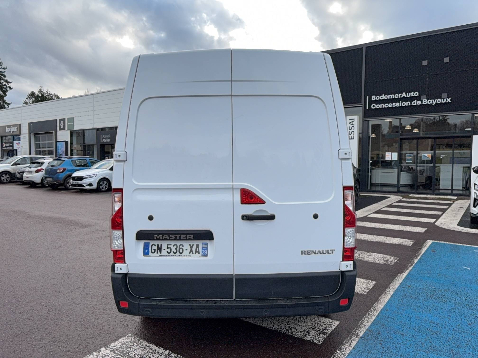 Vente en ligne Renault Master Fourgon MASTER FGN TRAC F3500 L2H2 BLUE DCI 135 au prix de 21 990 €