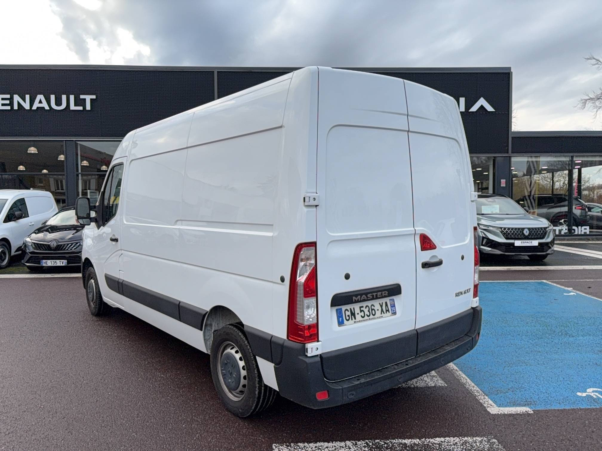 Vente en ligne Renault Master Fourgon MASTER FGN TRAC F3500 L2H2 BLUE DCI 135 au prix de 21 990 €