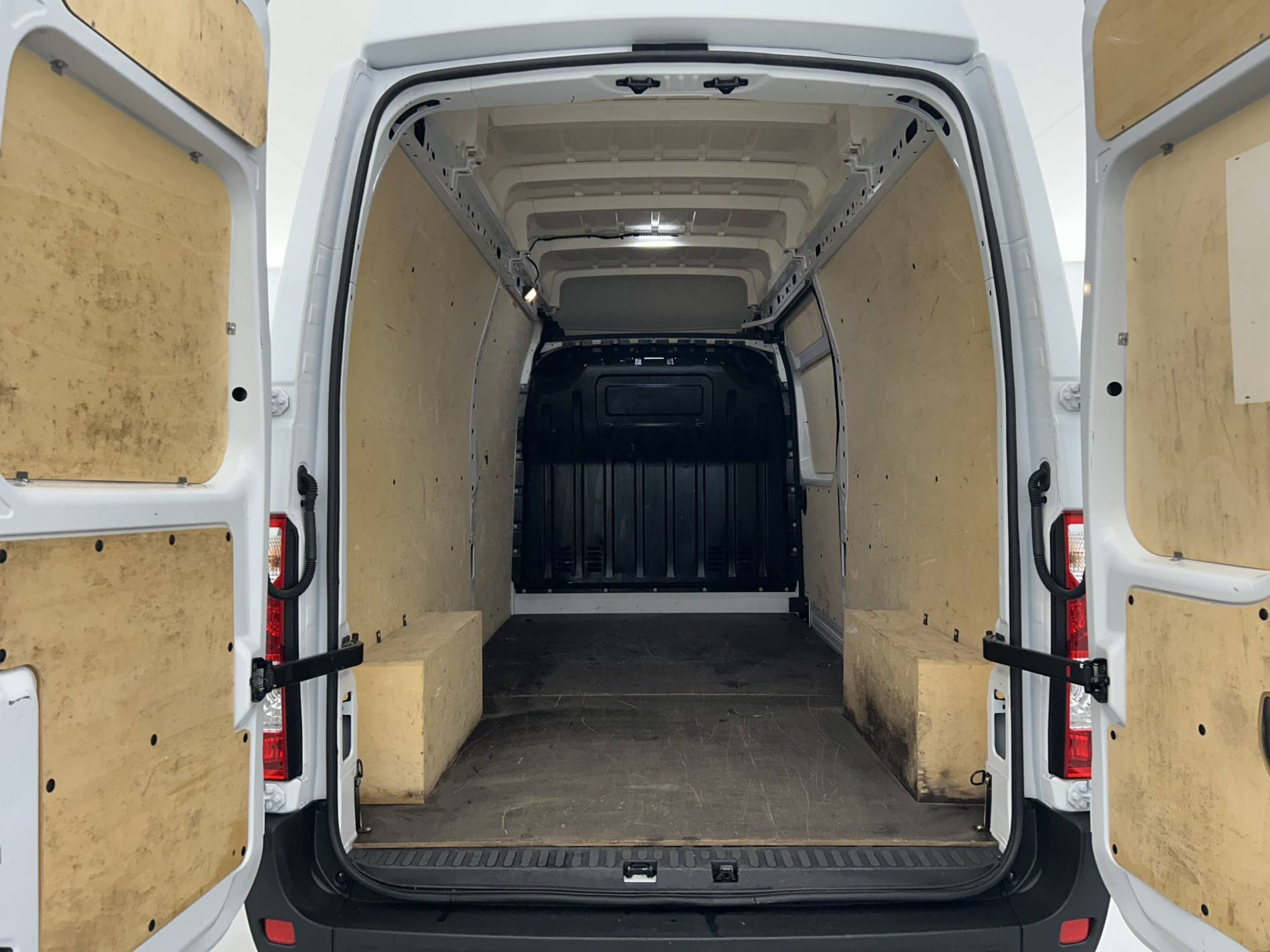 Vente en ligne Renault Master Fourgon MASTER FGN TRAC F3500 L3H3 BLUE DCI 135 au prix de 24 990 €