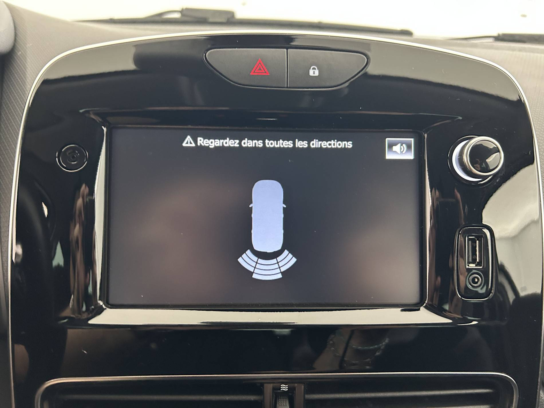 Vente en ligne Renault Clio 4 Clio dCi 90 E6C au prix de 12 790 €