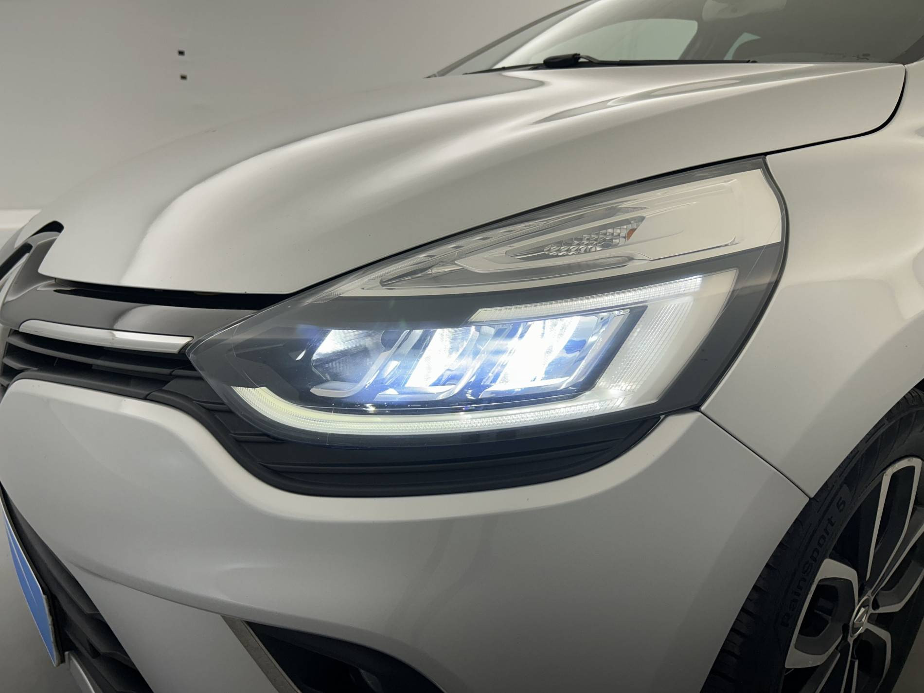 Vente en ligne Renault Clio 4 Clio dCi 90 E6C au prix de 12 790 €