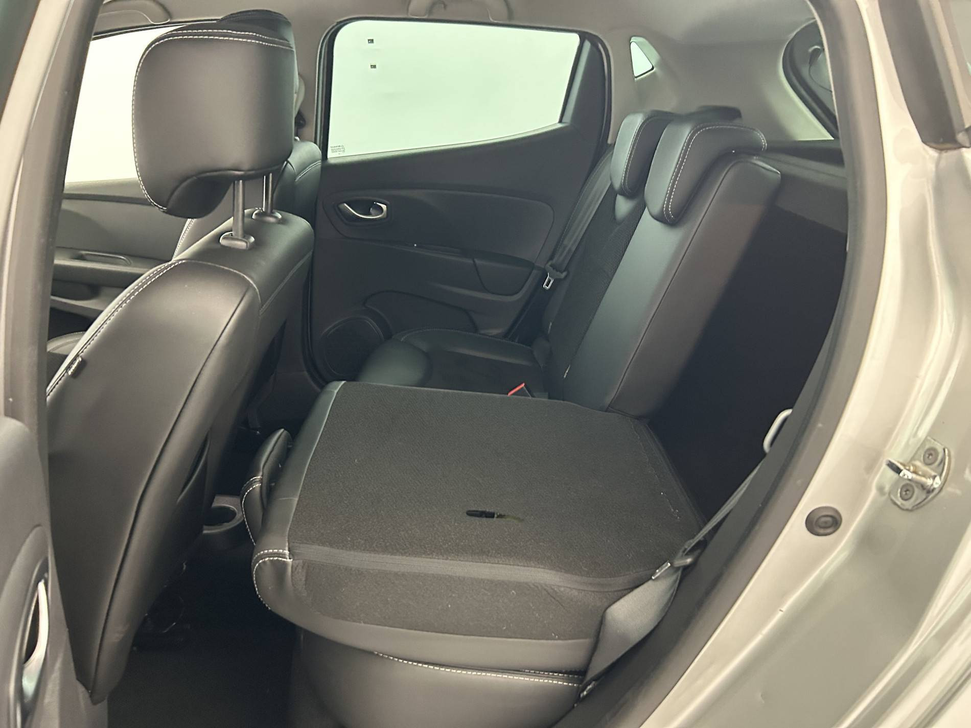 Vente en ligne Renault Clio 4 Clio dCi 90 E6C au prix de 12 790 €