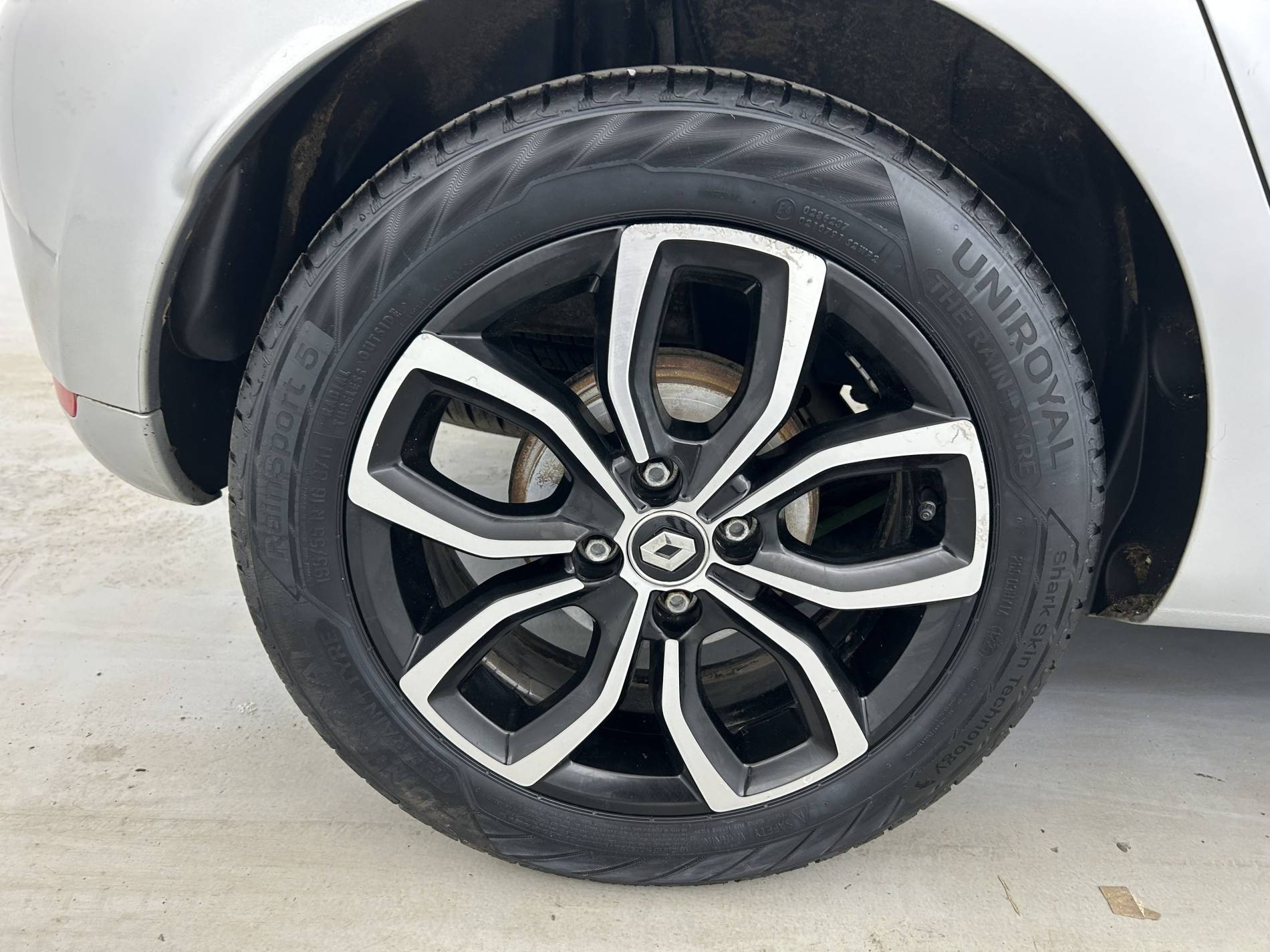 Vente en ligne Renault Clio 4 Clio dCi 90 E6C au prix de 12 790 €