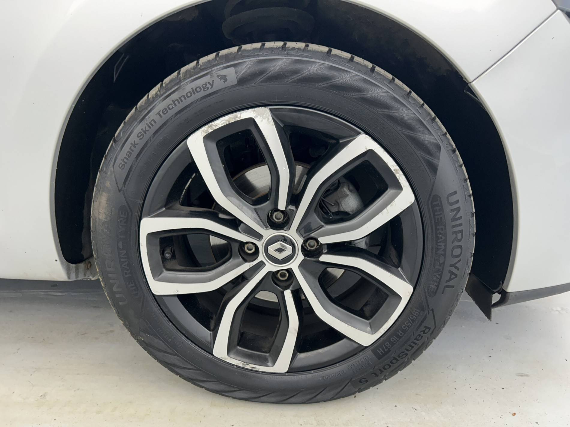 Vente en ligne Renault Clio 4 Clio dCi 90 E6C au prix de 12 790 €
