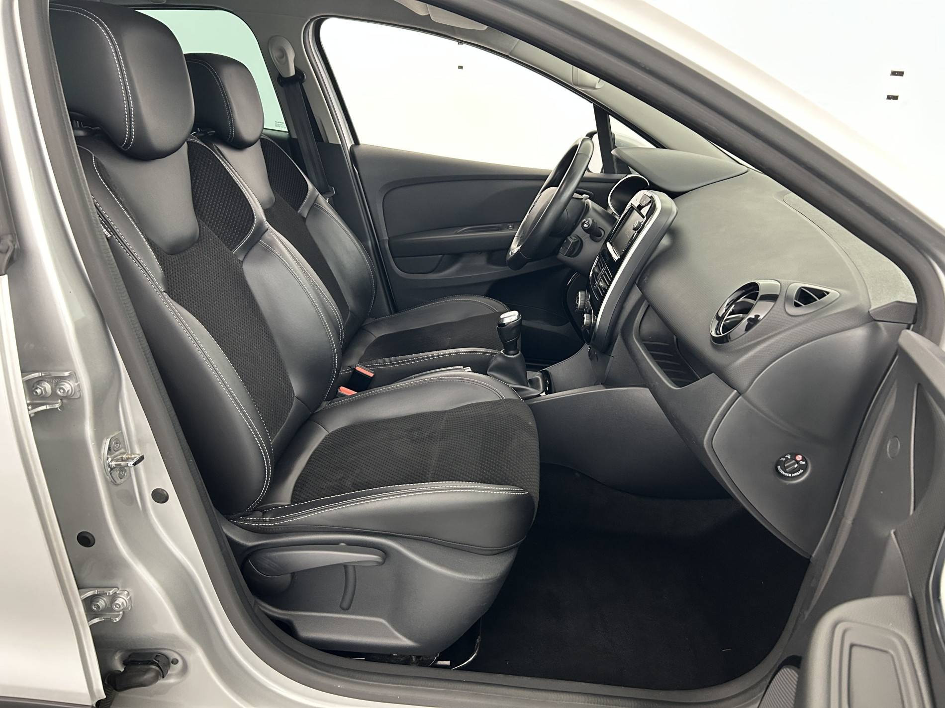 Vente en ligne Renault Clio 4 Clio dCi 90 E6C au prix de 12 790 €