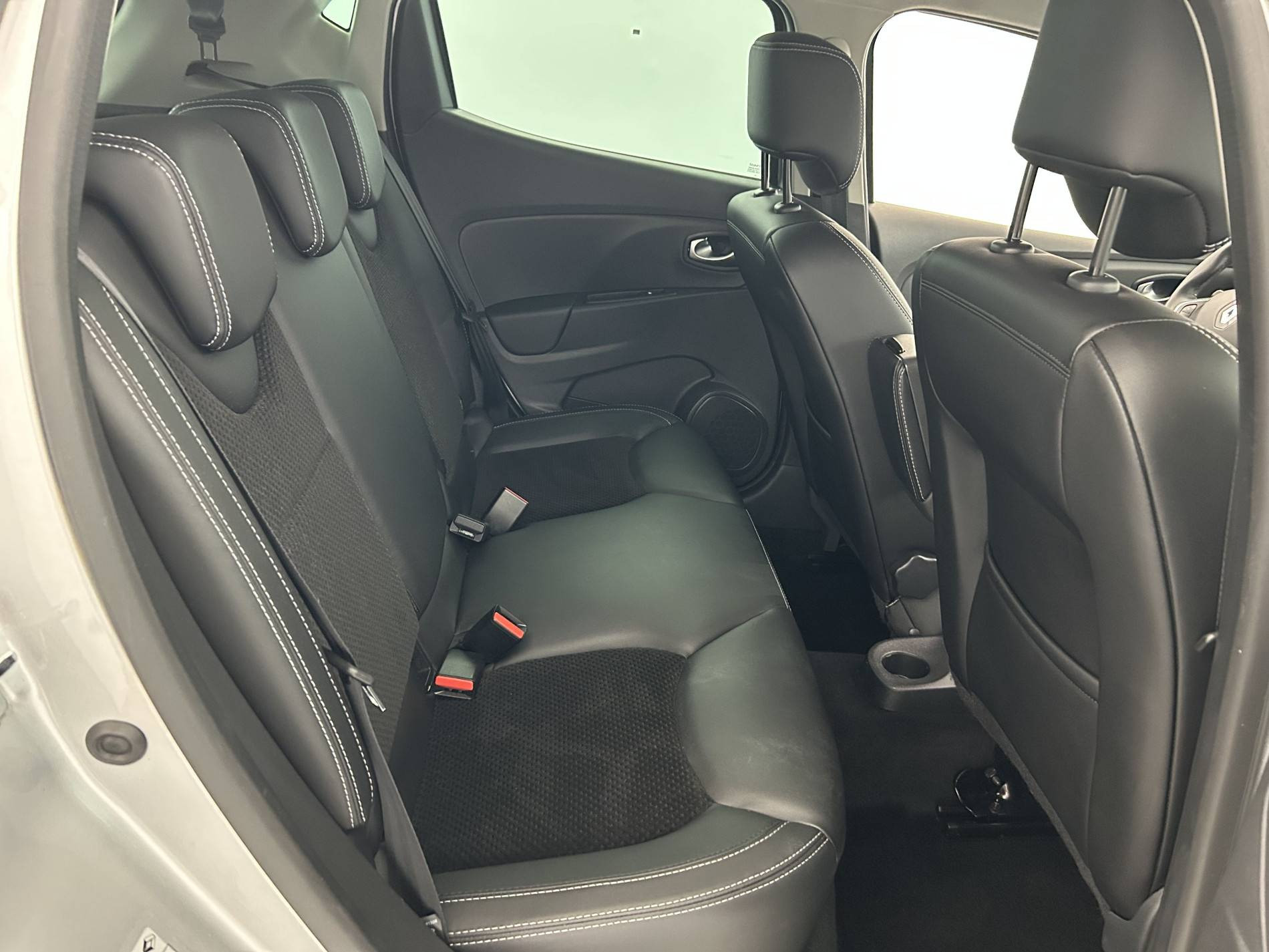 Vente en ligne Renault Clio 4 Clio dCi 90 E6C au prix de 12 790 €
