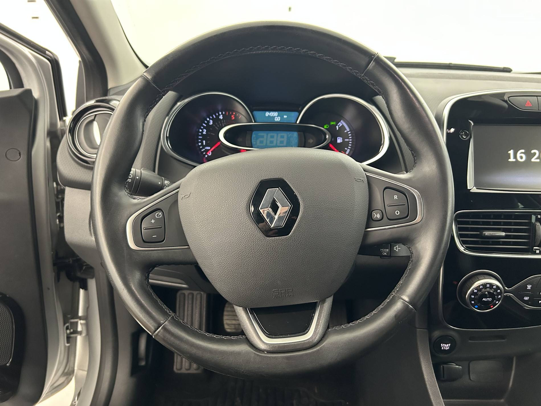 Vente en ligne Renault Clio 4 Clio dCi 90 E6C au prix de 12 790 €