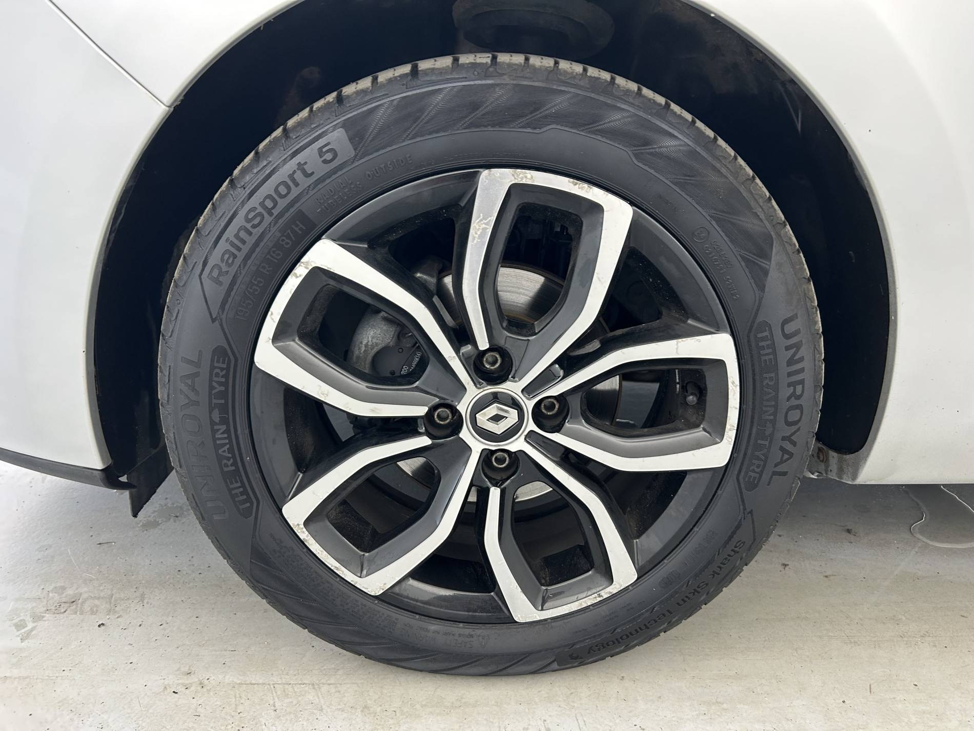 Vente en ligne Renault Clio 4 Clio dCi 90 E6C au prix de 12 790 €