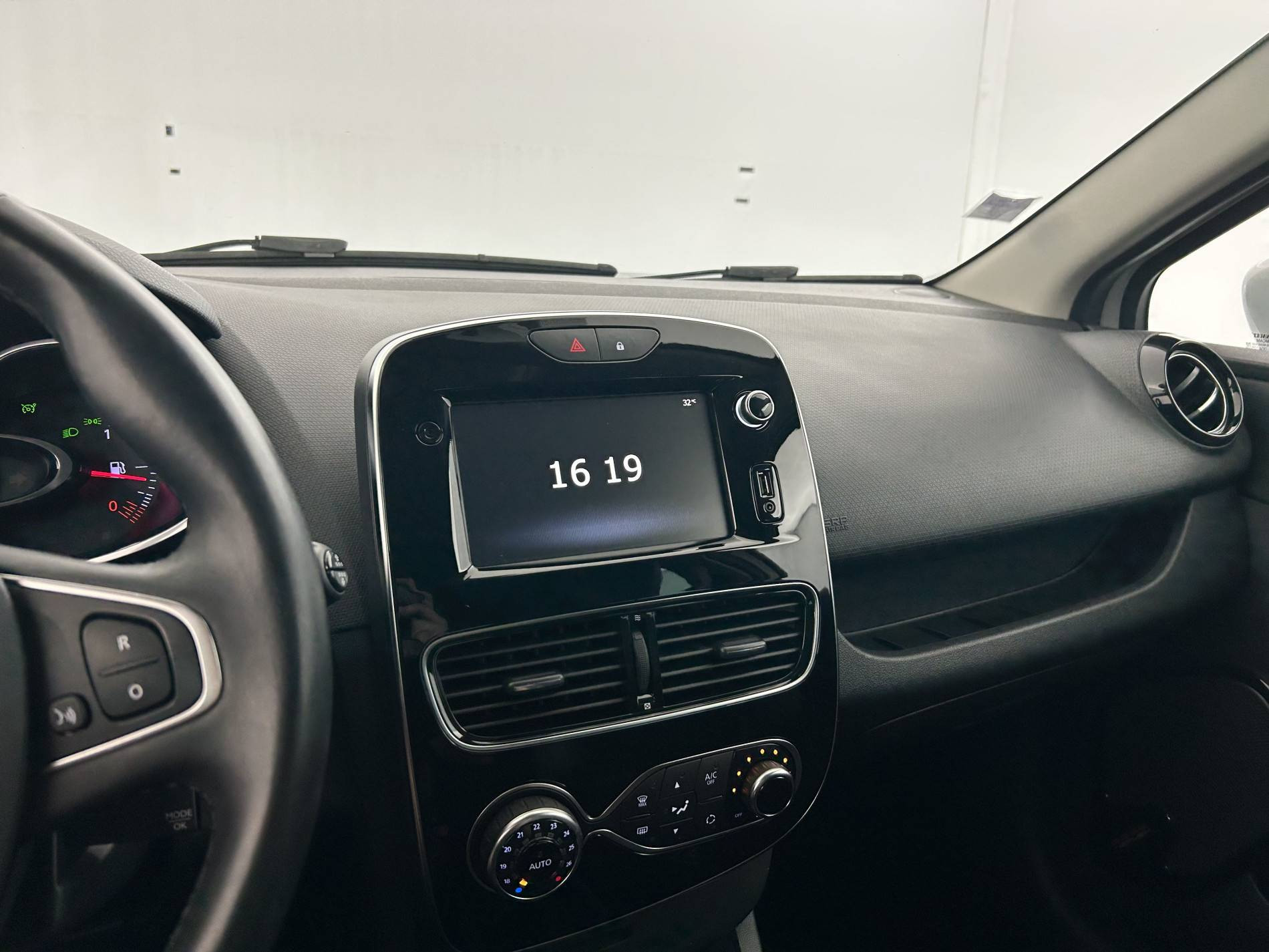 Vente en ligne Renault Clio 4 Clio dCi 90 E6C au prix de 12 790 €