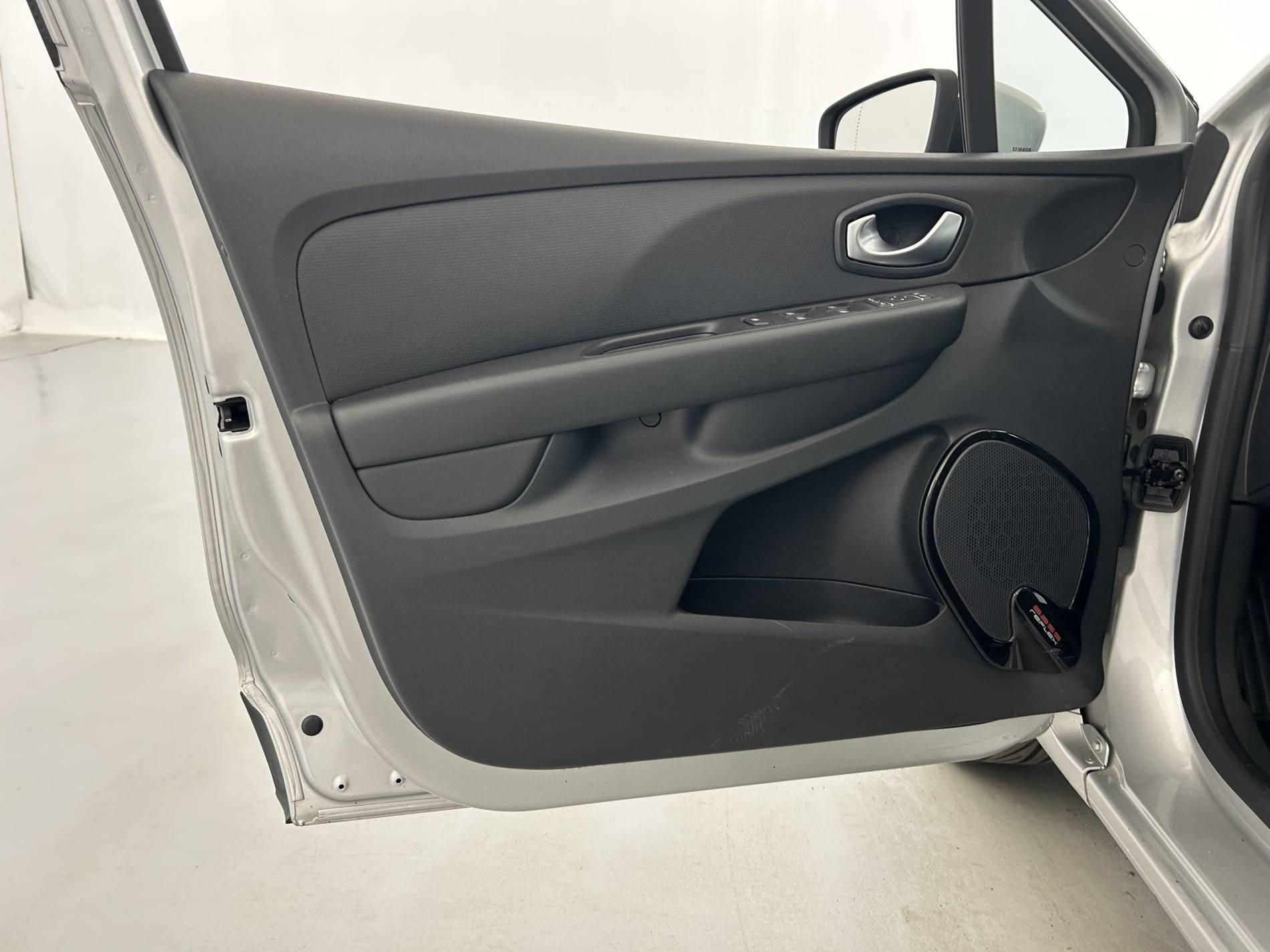 Vente en ligne Renault Clio 4 Clio dCi 90 E6C au prix de 12 790 €