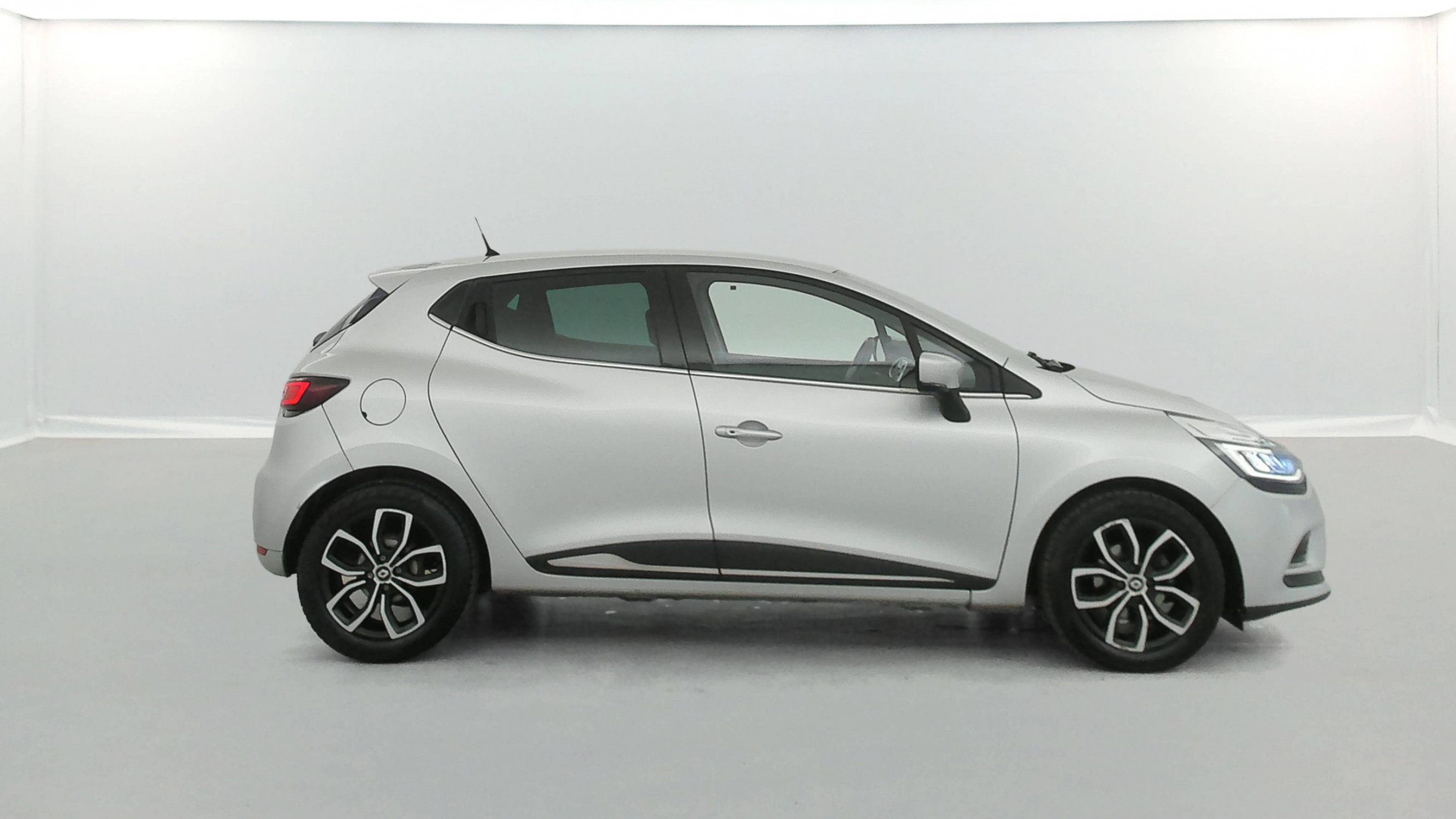 Vente en ligne Renault Clio 4 Clio dCi 90 E6C au prix de 12 790 €