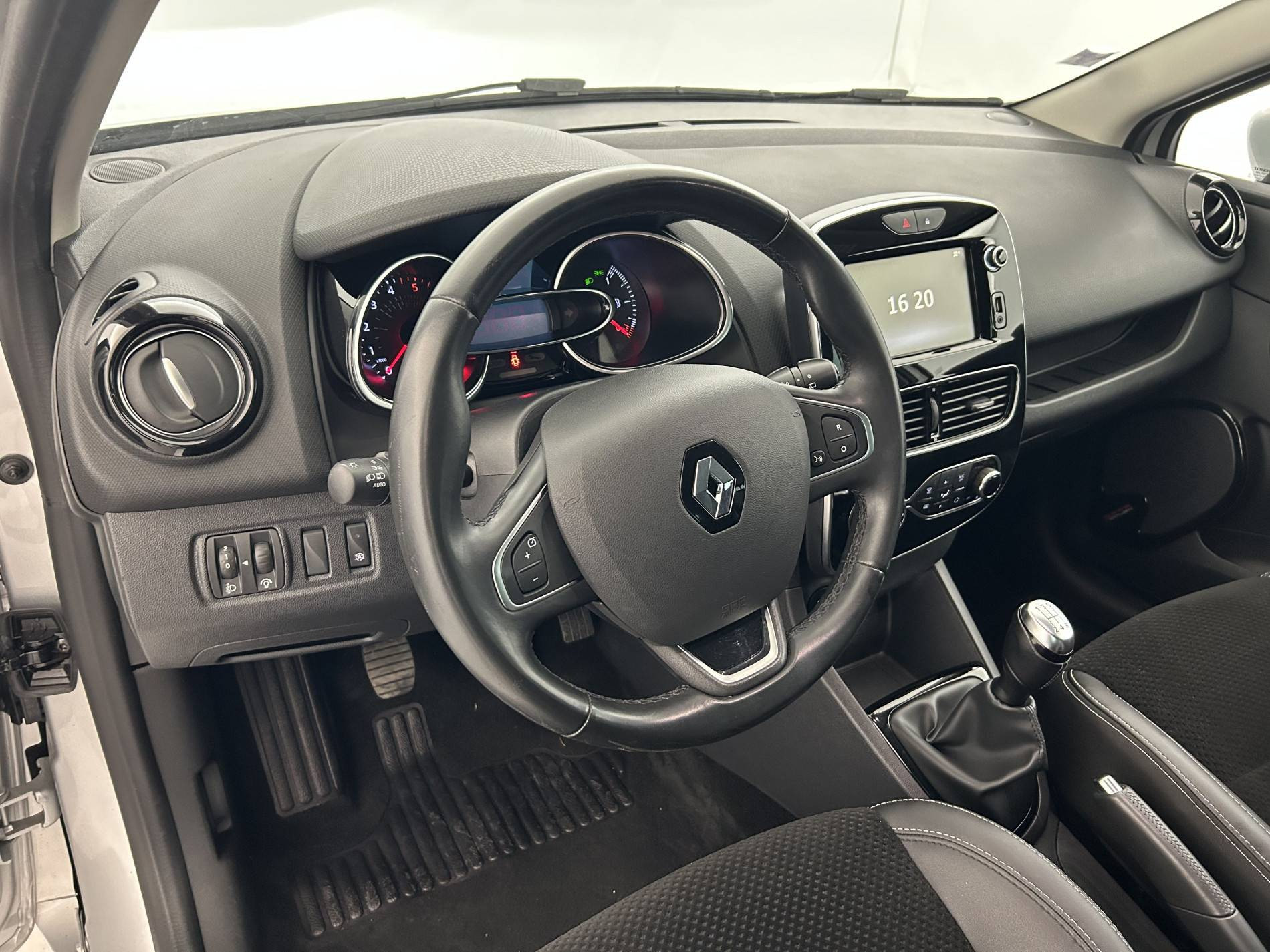 Vente en ligne Renault Clio 4 Clio dCi 90 E6C au prix de 12 790 €