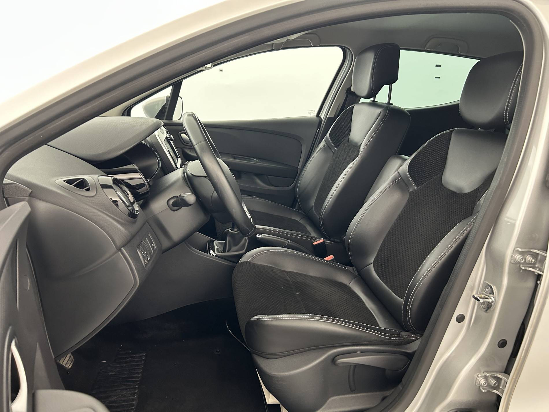 Vente en ligne Renault Clio 4 Clio dCi 90 E6C au prix de 12 790 €