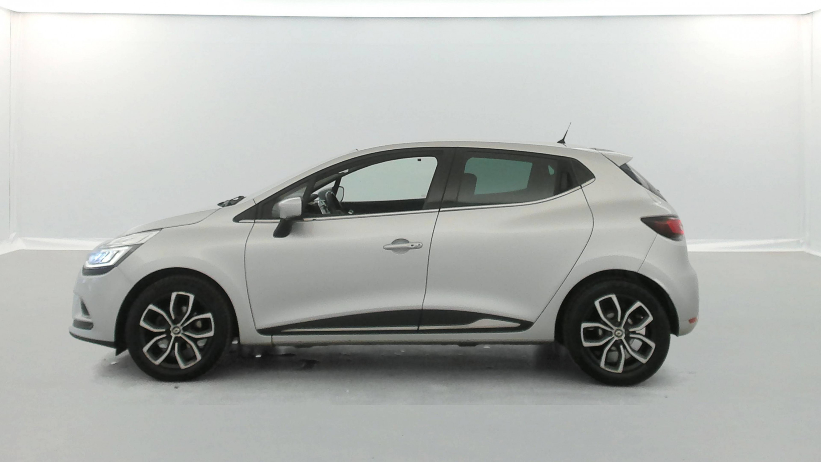 Vente en ligne Renault Clio 4 Clio dCi 90 E6C au prix de 12 790 €